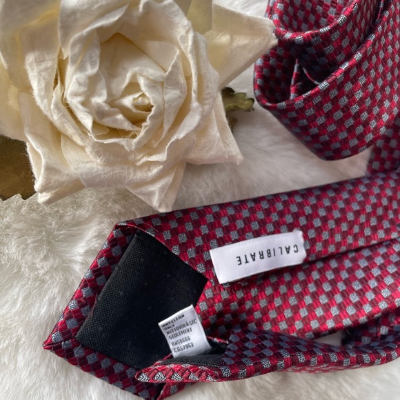 New with tags CALIBRATE MENS 100% SILK TIE CHECKERED RED(s) & SILVER ( grey) - Picture 5 of 5